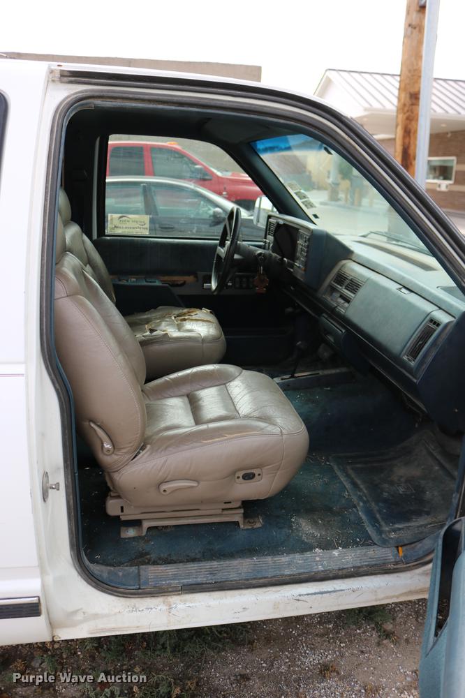 image for item DD0056 1993 GMC Sierra 1500 SLE Ext. Cab pickup truck