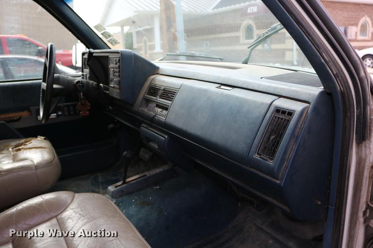 image for item DD0056 1993 GMC Sierra 1500 SLE Ext. Cab pickup truck