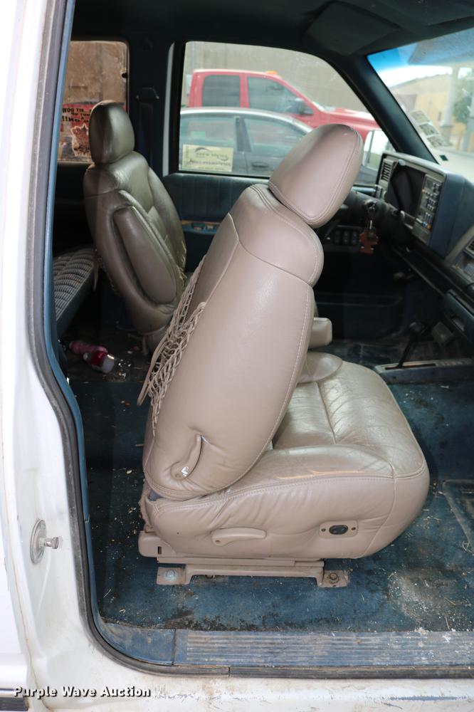 image for item DD0056 1993 GMC Sierra 1500 SLE Ext. Cab pickup truck