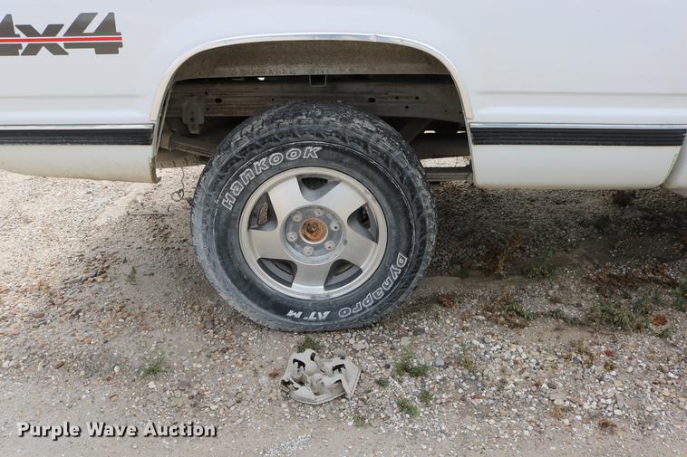 image for item DD0056 1993 GMC Sierra 1500 SLE Ext. Cab pickup truck