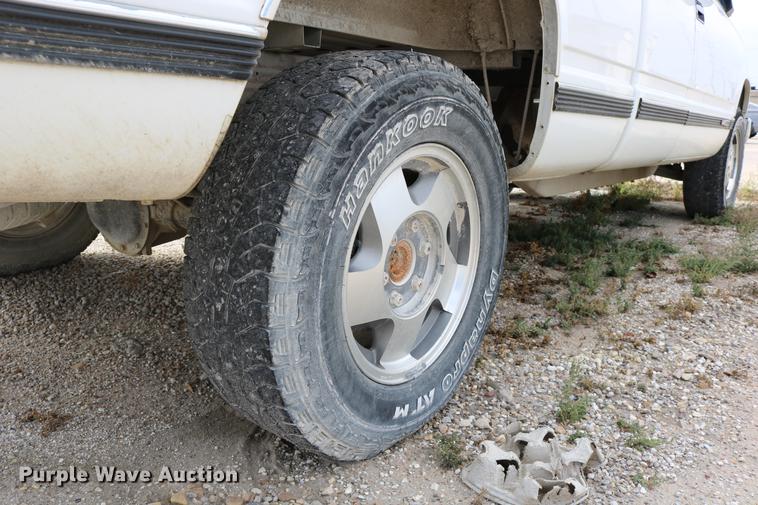 image for item DD0056 1993 GMC Sierra 1500 SLE Ext. Cab pickup truck