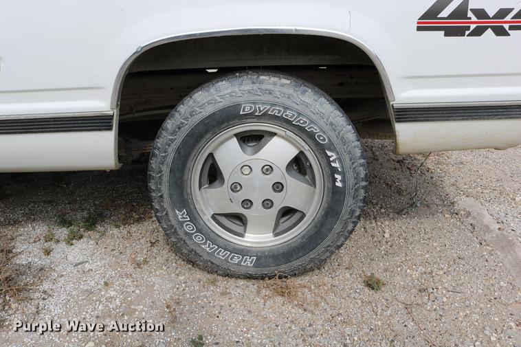 image for item DD0056 1993 GMC Sierra 1500 SLE Ext. Cab pickup truck