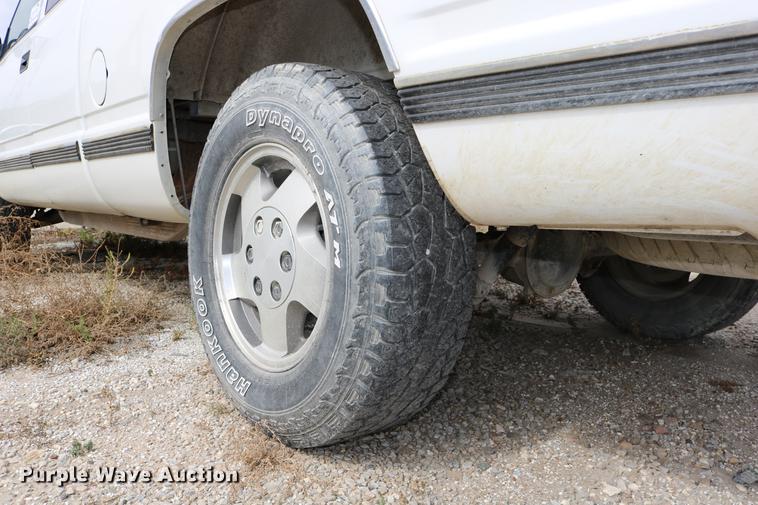 image for item DD0056 1993 GMC Sierra 1500 SLE Ext. Cab pickup truck