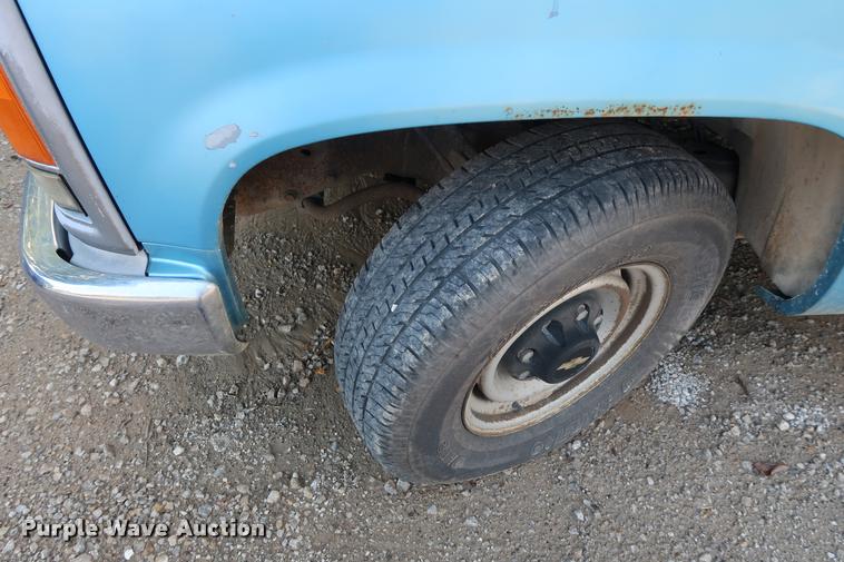 image for item DD1647 1994 Chevrolet 2500HD utility bed pickup truck