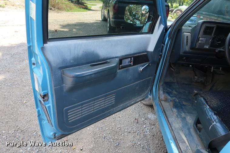 image for item DD1647 1994 Chevrolet 2500HD utility bed pickup truck