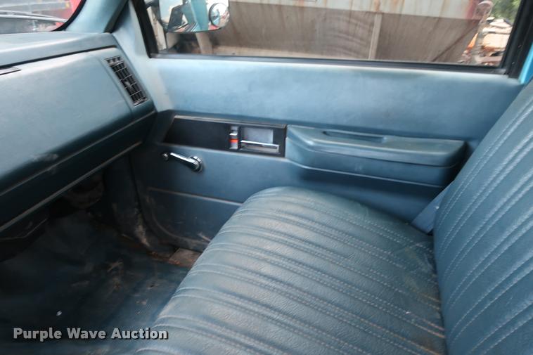 image for item DD1647 1994 Chevrolet 2500HD utility bed pickup truck