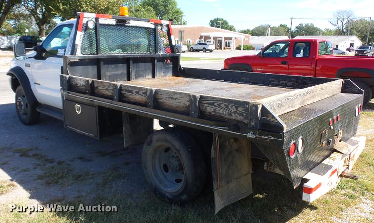 image for item DD2006 2000 Ford F550 flatbed truck