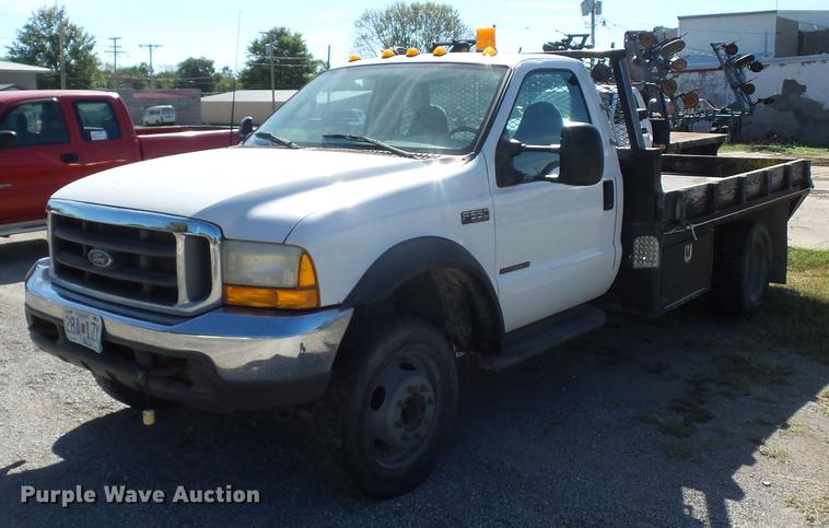 image for item DD2006 2000 Ford F550 flatbed truck