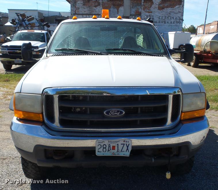 image for item DD2006 2000 Ford F550 flatbed truck