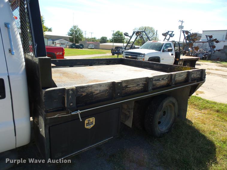 image for item DD2006 2000 Ford F550 flatbed truck