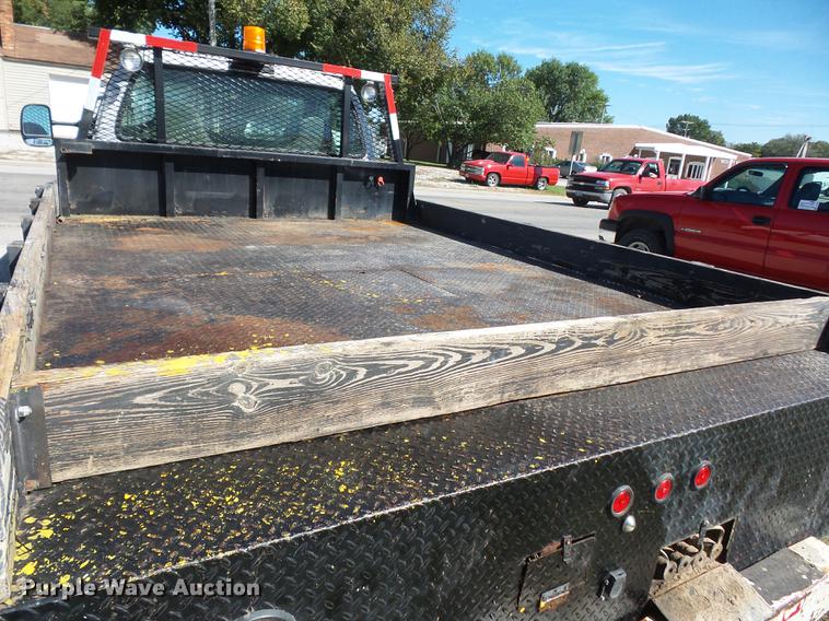 image for item DD2006 2000 Ford F550 flatbed truck