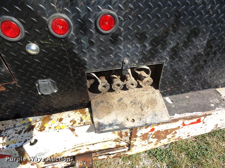 image for item DD2006 2000 Ford F550 flatbed truck