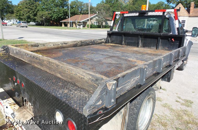 image for item DD2006 2000 Ford F550 flatbed truck