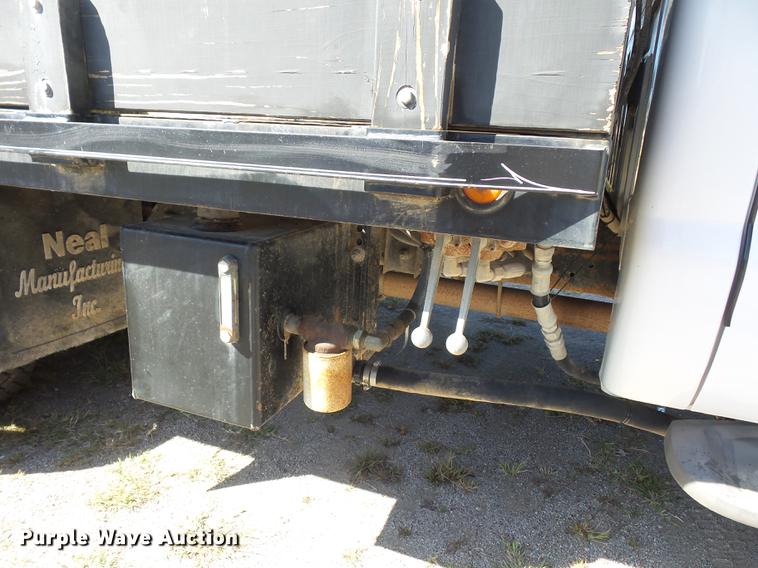 image for item DD2006 2000 Ford F550 flatbed truck