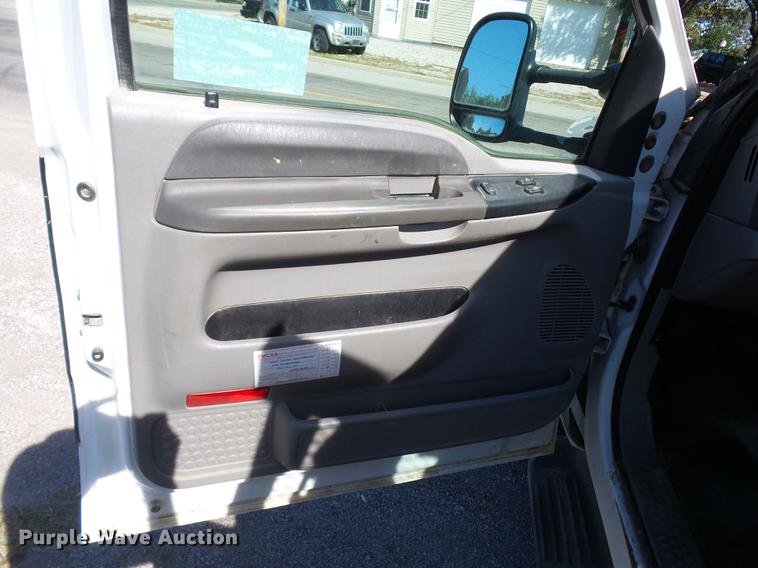 image for item DD2006 2000 Ford F550 flatbed truck