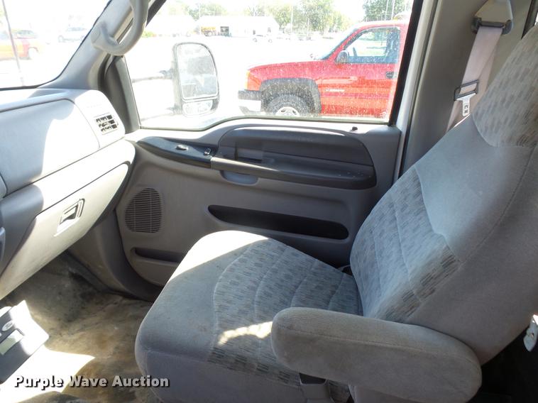 image for item DD2006 2000 Ford F550 flatbed truck