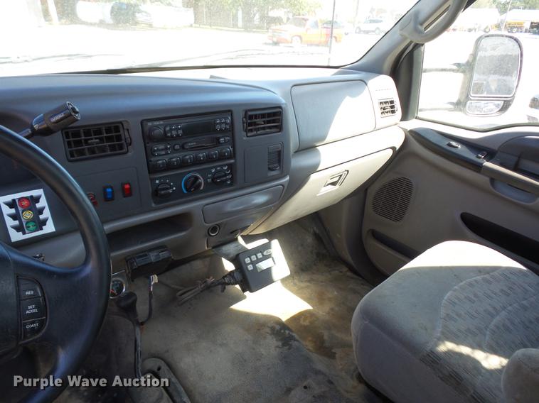 image for item DD2006 2000 Ford F550 flatbed truck