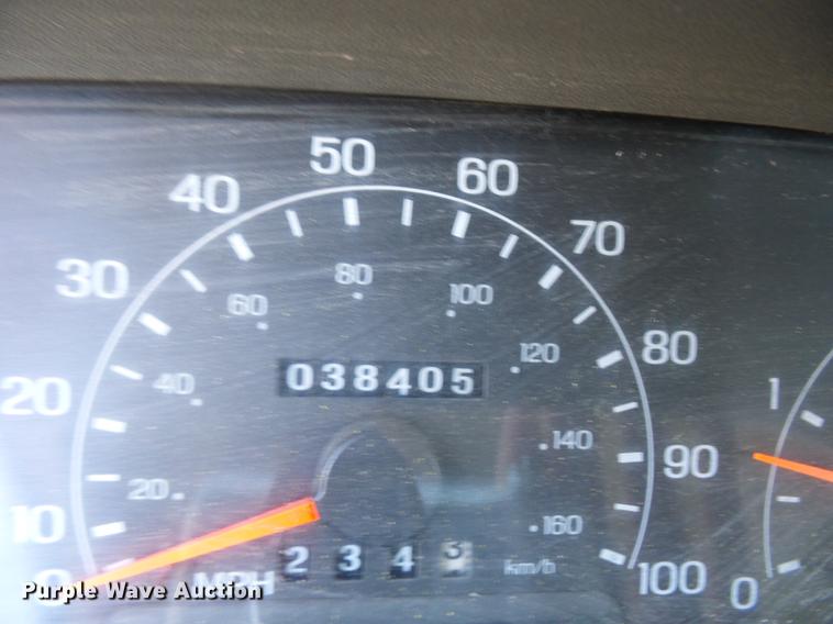 image for item DD2006 2000 Ford F550 flatbed truck