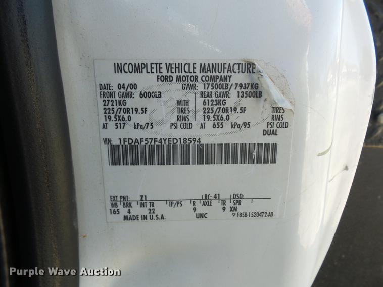 image for item DD2006 2000 Ford F550 flatbed truck