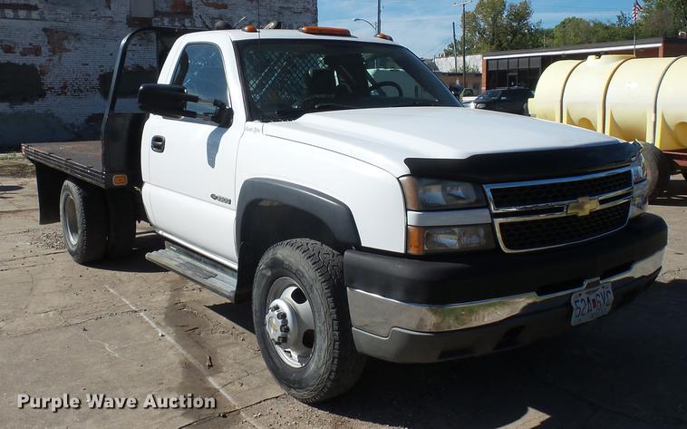 image for item DD2007 2005 Chevrolet Silverado 3500 flatbed pickup truck