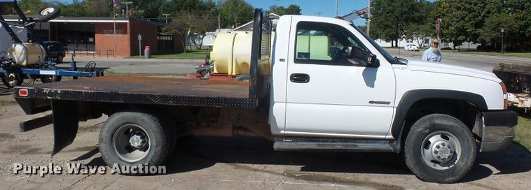 image for item DD2007 2005 Chevrolet Silverado 3500 flatbed pickup truck