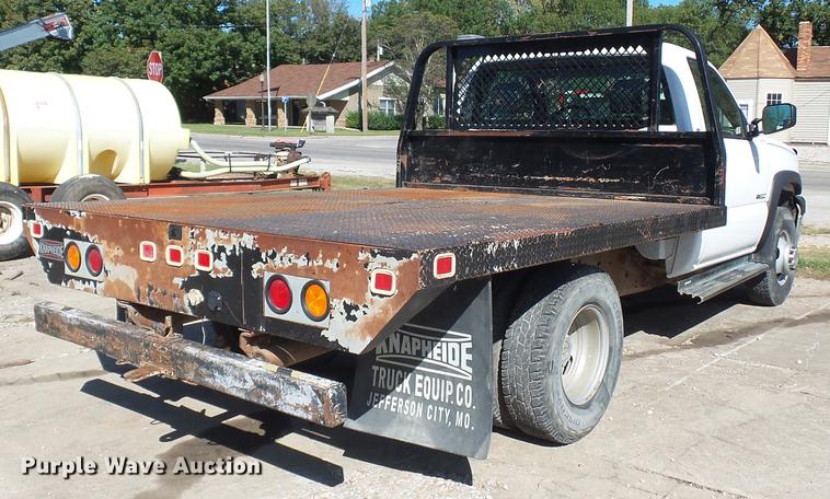 image for item DD2007 2005 Chevrolet Silverado 3500 flatbed pickup truck