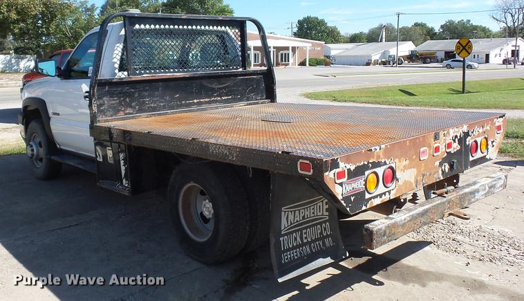 image for item DD2007 2005 Chevrolet Silverado 3500 flatbed pickup truck