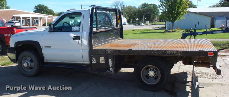 image for item DD2007 2005 Chevrolet Silverado 3500 flatbed pickup truck