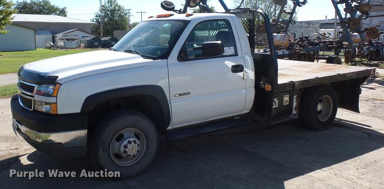 image for item DD2007 2005 Chevrolet Silverado 3500 flatbed pickup truck