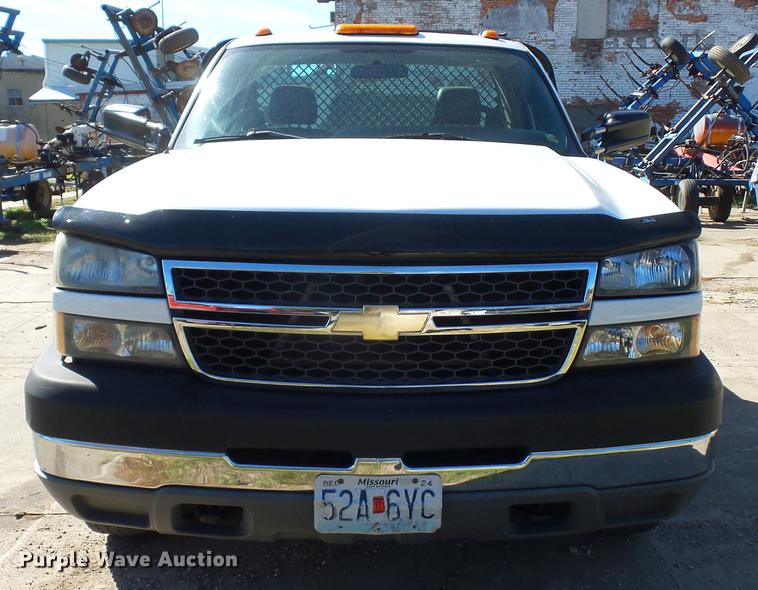 image for item DD2007 2005 Chevrolet Silverado 3500 flatbed pickup truck