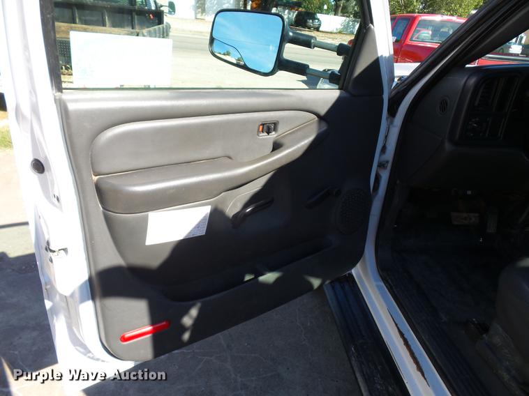 image for item DD2007 2005 Chevrolet Silverado 3500 flatbed pickup truck