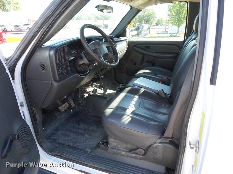 image for item DD2007 2005 Chevrolet Silverado 3500 flatbed pickup truck