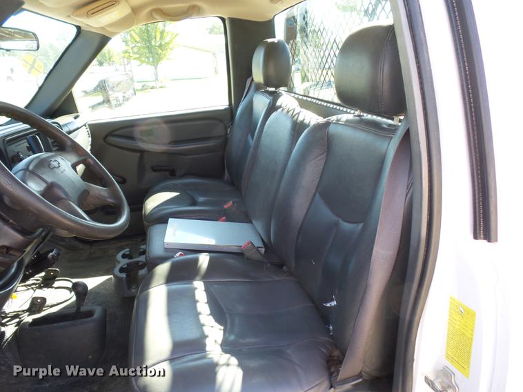 image for item DD2007 2005 Chevrolet Silverado 3500 flatbed pickup truck