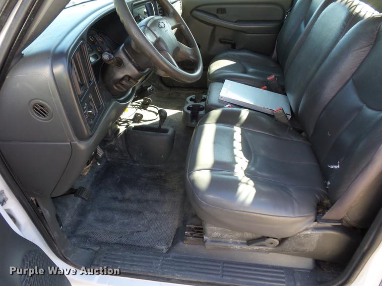 image for item DD2007 2005 Chevrolet Silverado 3500 flatbed pickup truck