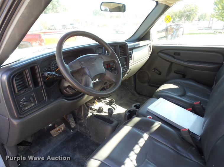 image for item DD2007 2005 Chevrolet Silverado 3500 flatbed pickup truck