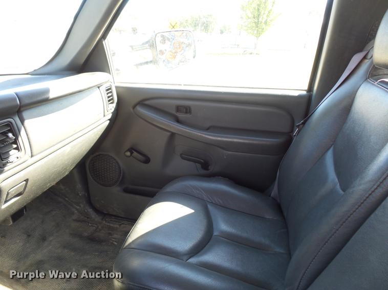 image for item DD2007 2005 Chevrolet Silverado 3500 flatbed pickup truck