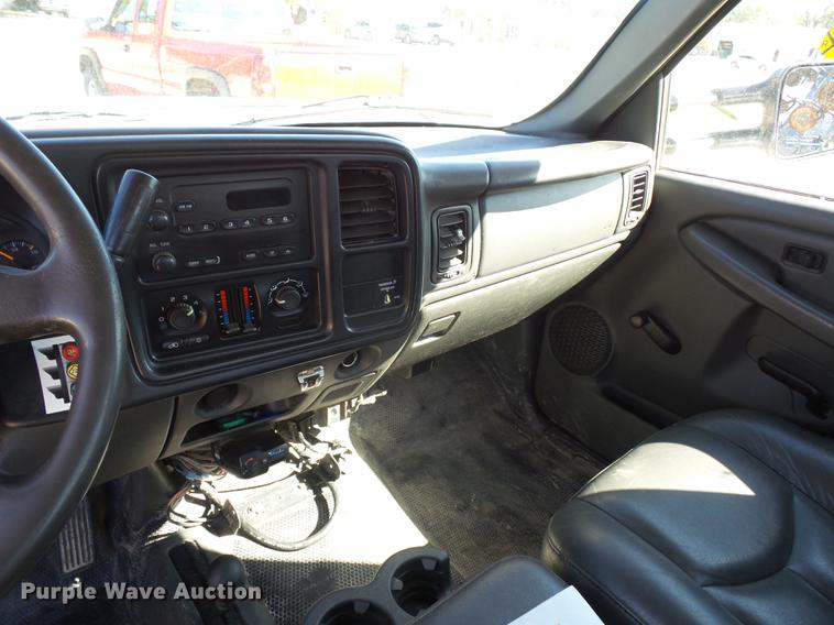 image for item DD2007 2005 Chevrolet Silverado 3500 flatbed pickup truck