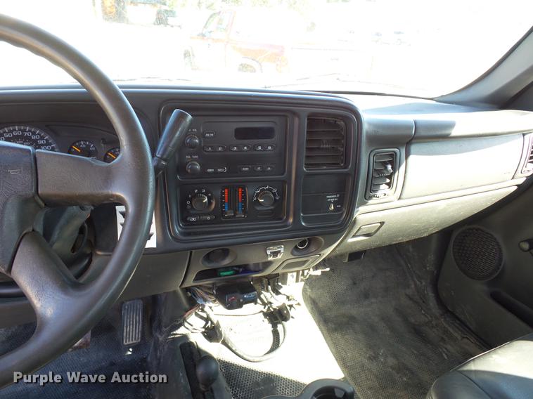 image for item DD2007 2005 Chevrolet Silverado 3500 flatbed pickup truck