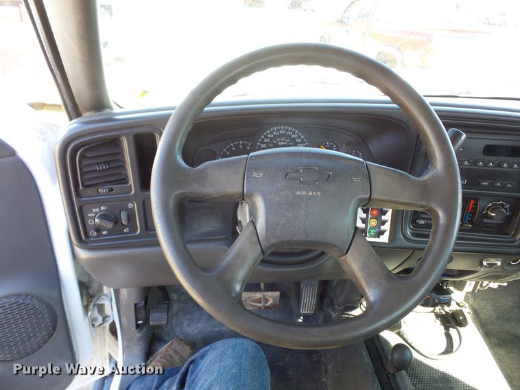 image for item DD2007 2005 Chevrolet Silverado 3500 flatbed pickup truck