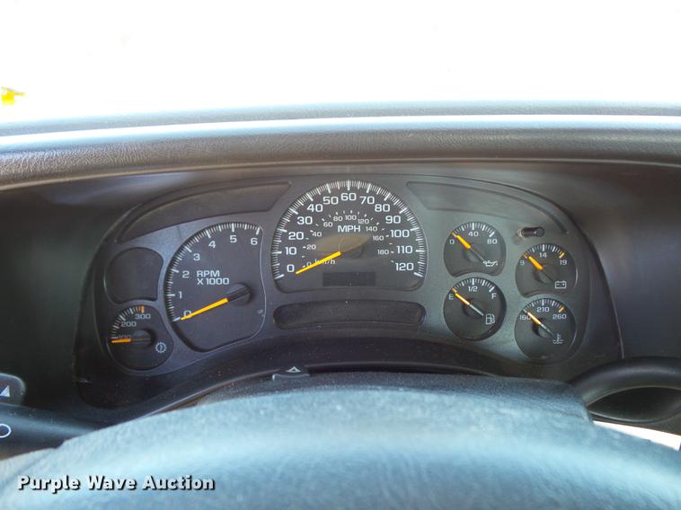 image for item DD2007 2005 Chevrolet Silverado 3500 flatbed pickup truck