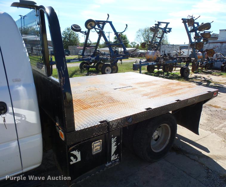image for item DD2007 2005 Chevrolet Silverado 3500 flatbed pickup truck