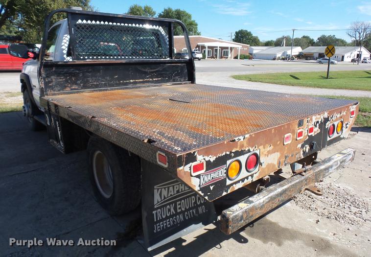 image for item DD2007 2005 Chevrolet Silverado 3500 flatbed pickup truck