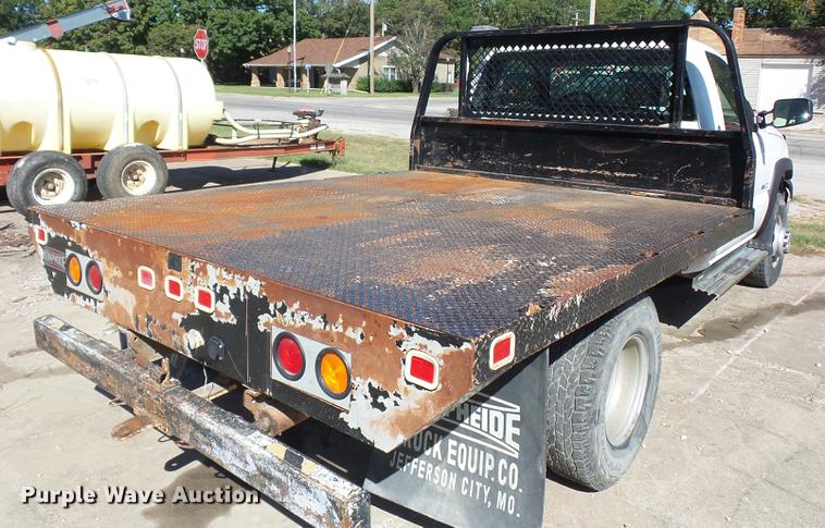 image for item DD2007 2005 Chevrolet Silverado 3500 flatbed pickup truck