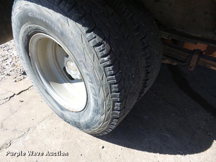 image for item DD2007 2005 Chevrolet Silverado 3500 flatbed pickup truck