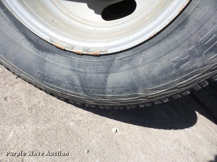 image for item DD2007 2005 Chevrolet Silverado 3500 flatbed pickup truck