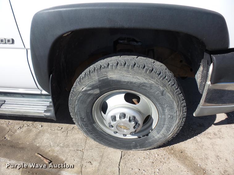 image for item DD2007 2005 Chevrolet Silverado 3500 flatbed pickup truck