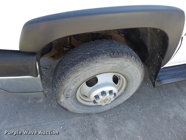 image for item DD2007 2005 Chevrolet Silverado 3500 flatbed pickup truck