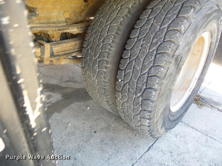 image for item DD2007 2005 Chevrolet Silverado 3500 flatbed pickup truck