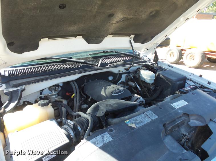 image for item DD2007 2005 Chevrolet Silverado 3500 flatbed pickup truck