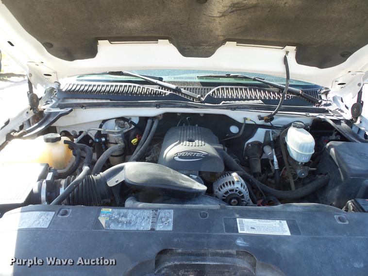 image for item DD2007 2005 Chevrolet Silverado 3500 flatbed pickup truck